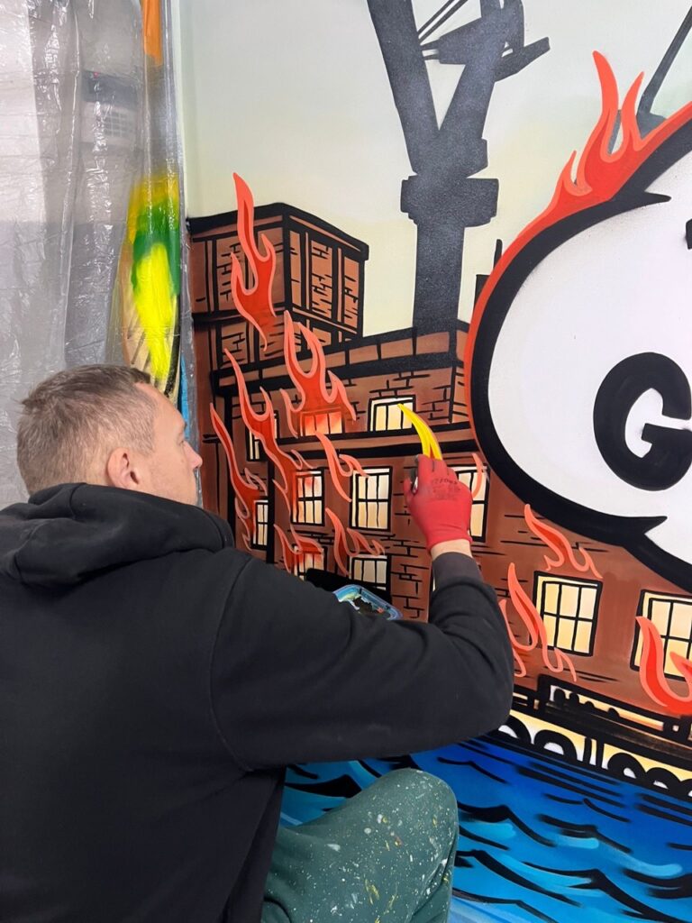 mehes maluje mural dla straży pożarnej w Gdańsku